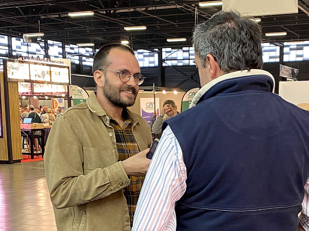 Pierre Mancini en échange avec un professionnel sur un salon